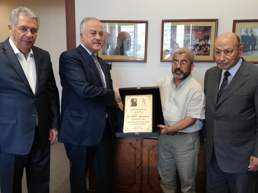 تكريم ومنح الشهيد يوسف العلمي لقب عميد عائلات وأعيان غزة هاشم